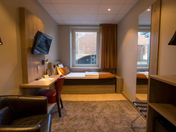 Dream - Luxury Hostel : photo 10 de la chambre chambre simple avec salle de bains commune