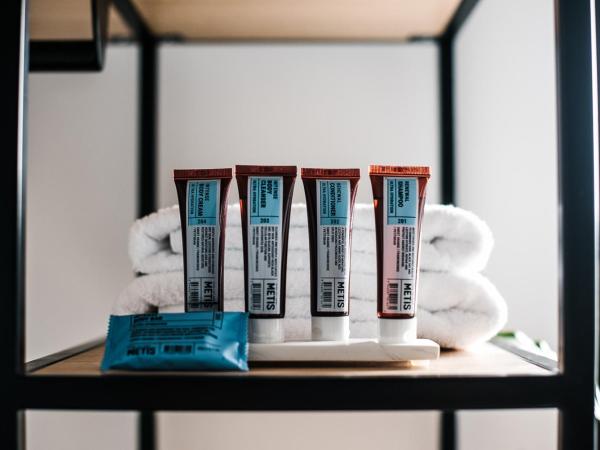 Sydney Park Hotel : photo 1 de la chambre chambre lit queen-size avec salle de bains commune 