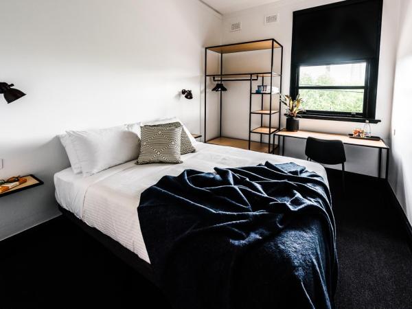 Sydney Park Hotel : photo 2 de la chambre chambre lit queen-size avec salle de bains commune 