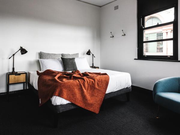 Sydney Park Hotel : photo 1 de la chambre chambre lit king-size avec salle de bains commune