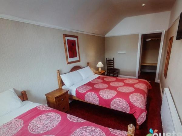 Parkway Guesthouse : photo 1 de la chambre chambre triple avec salle de bains privative