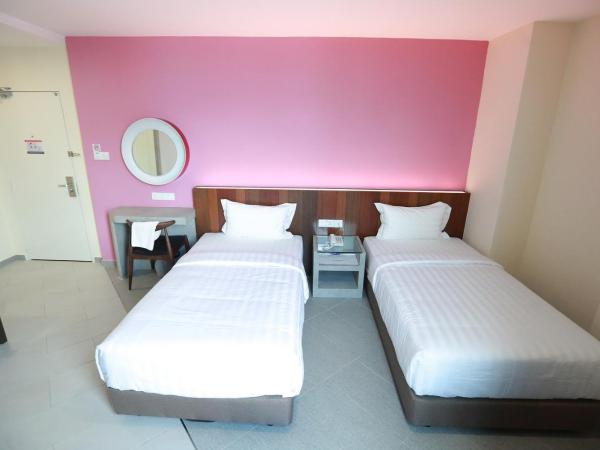 Pantai Regal Boutique Hotel : photo 4 de la chambre chambre lits jumeaux spacieuse
