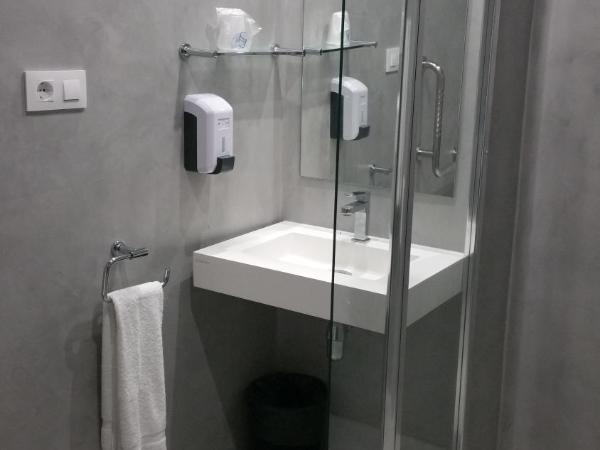 Hostal Tilos : photo 4 de la chambre chambre double ou lits jumeaux