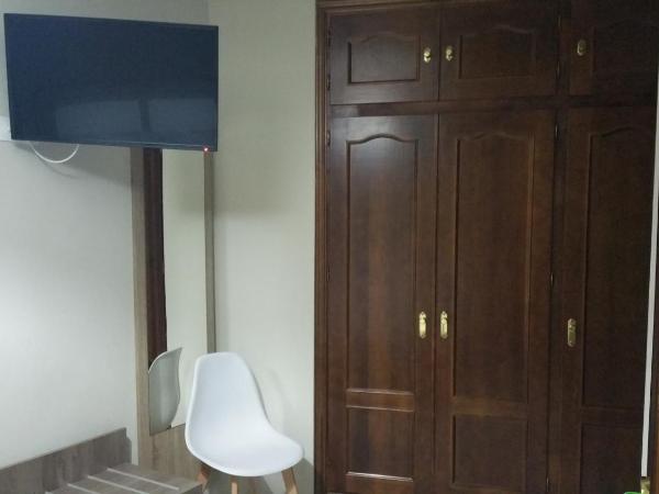 Hostal Tilos : photo 6 de la chambre chambre double ou lits jumeaux