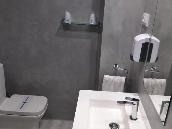 Hostal Tilos : photo 8 de la chambre chambre double ou lits jumeaux