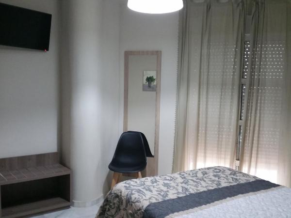 Hostal Tilos : photo 9 de la chambre chambre double ou lits jumeaux