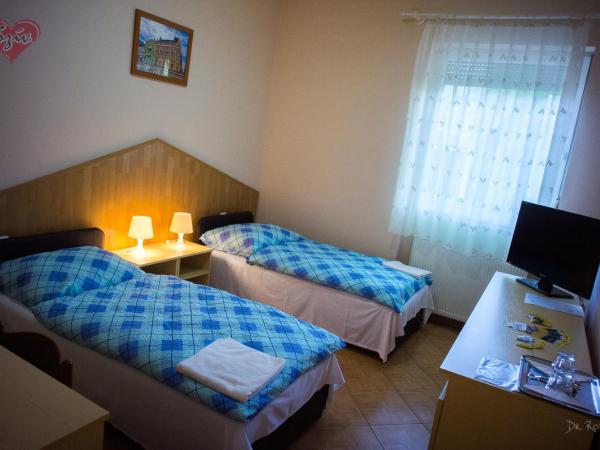 Cívis Szálláshely : photo 4 de la chambre chambre lits jumeaux avec salle de bains