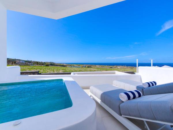 Myst Boutique Hotel : photo 9 de la chambre suite plaisir avec jacuzzi extérieur - vue sur mer et coucher de soleil