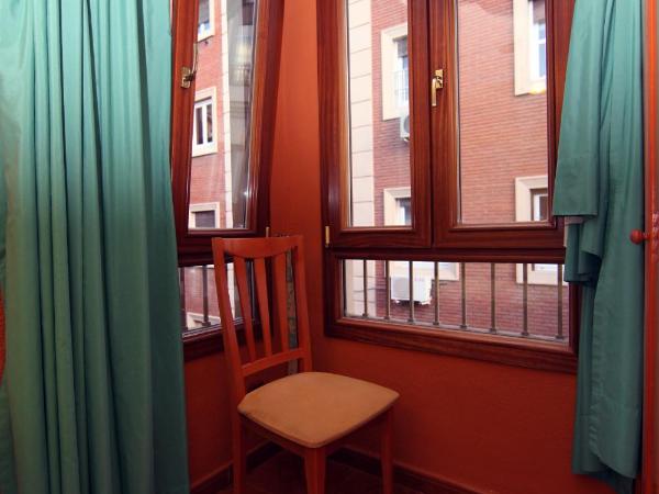 Hostal Victoria : photo 7 de la chambre chambre double ou lits jumeaux