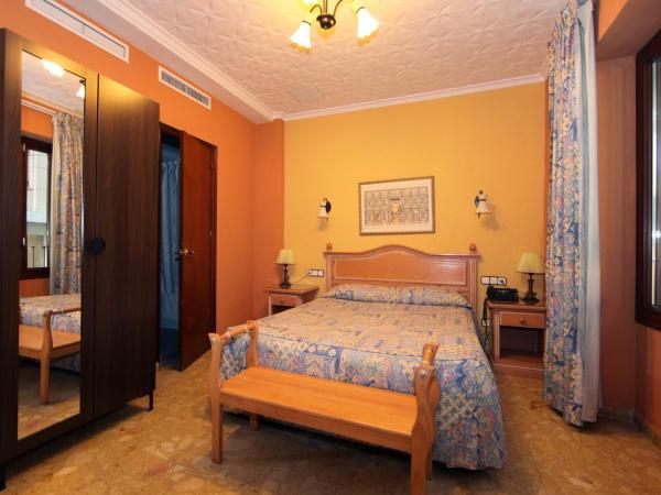 Hostal Victoria : photo 3 de la chambre chambre double ou lits jumeaux