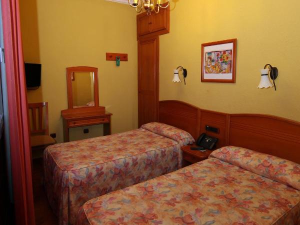 Hostal Victoria : photo 6 de la chambre chambre double ou lits jumeaux