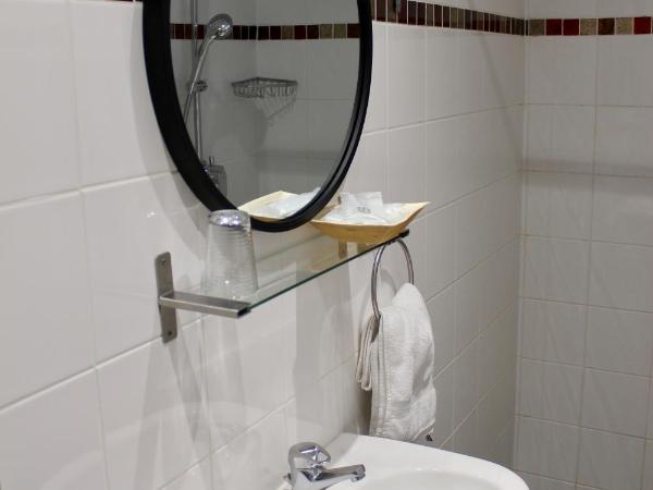 Hotel des Pyrénées : photo 5 de la chambre chambre quadruple