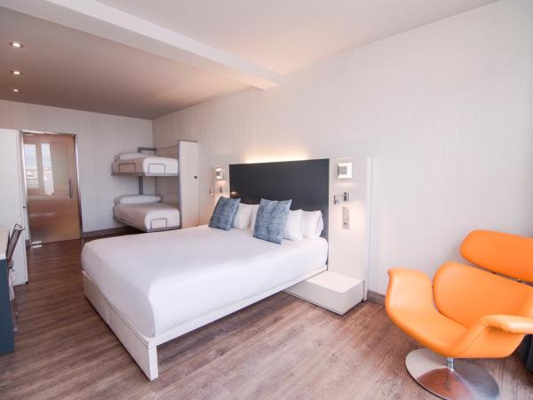 Petit Palace Canalejas Sevilla : photo 7 de la chambre chambre quadruple avec balcon 