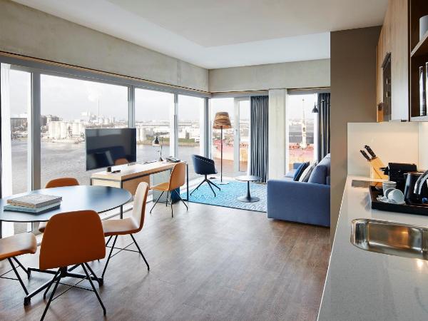 Residence Inn by Marriott Amsterdam Houthavens : photo 1 de la chambre suite 1 chambre lit king-size - vue sur port