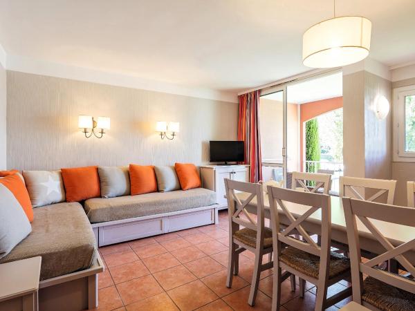 Résidence Pierre & Vacances Les Rives de Cannes Mandelieu : photo 2 de la chambre appartement 1 chambre avec coin nuit dans alcôve et terrasse ou balcon (6 personnes) - vue sur rivière