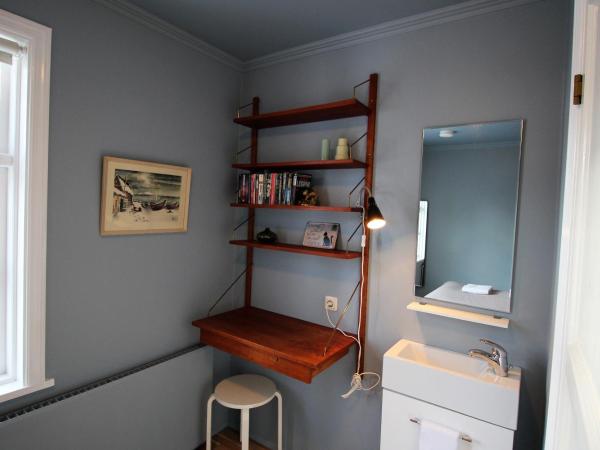 Grettir Guesthouse : photo 4 de la chambre chambre simple basique avec salle de bains commune