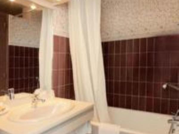 Hotel Adret : photo 9 de la chambre chambre double/lits jumeaux avec balcon

