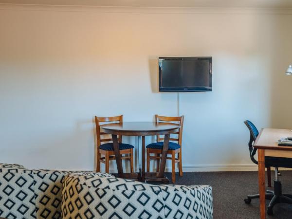 Canning Bridge Auto Lodge : photo 8 de la chambre suite lit queen-size avec baignoire spa