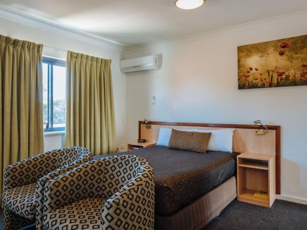 Canning Bridge Auto Lodge : photo 2 de la chambre suite lit queen-size avec baignoire spa