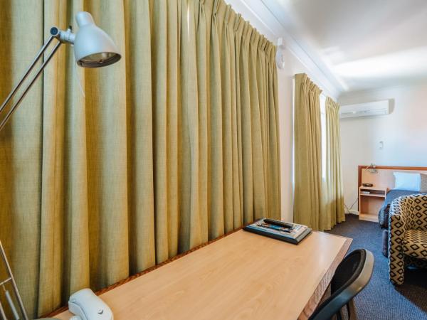 Canning Bridge Auto Lodge : photo 7 de la chambre suite lit queen-size avec baignoire spa