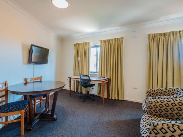 Canning Bridge Auto Lodge : photo 5 de la chambre suite lit queen-size avec baignoire spa