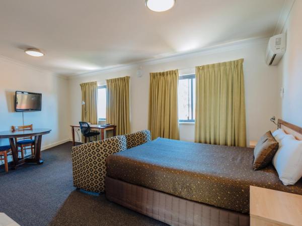 Canning Bridge Auto Lodge : photo 3 de la chambre suite lit queen-size avec baignoire spa
