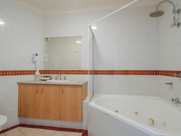 Canning Bridge Auto Lodge : photo 1 de la chambre suite lit queen-size avec baignoire spa