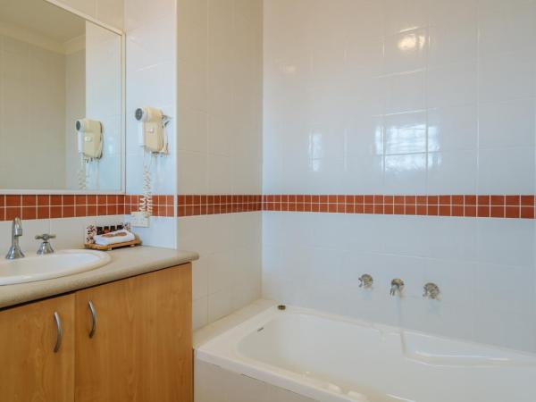 Canning Bridge Auto Lodge : photo 1 de la chambre suite lit queen-size