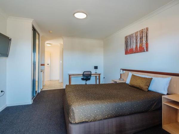 Canning Bridge Auto Lodge : photo 5 de la chambre suite lit queen-size