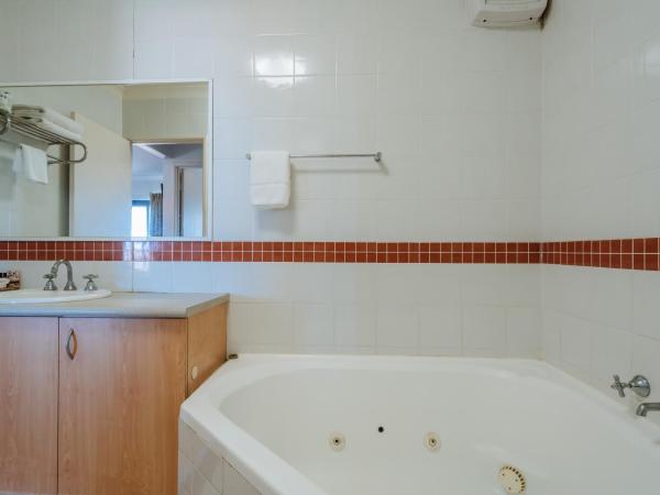 Canning Bridge Auto Lodge : photo 1 de la chambre suite avec baignoire spa