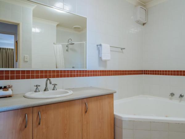 Canning Bridge Auto Lodge : photo 3 de la chambre suite avec baignoire spa