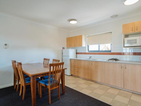 Canning Bridge Auto Lodge : photo 5 de la chambre suite avec baignoire spa