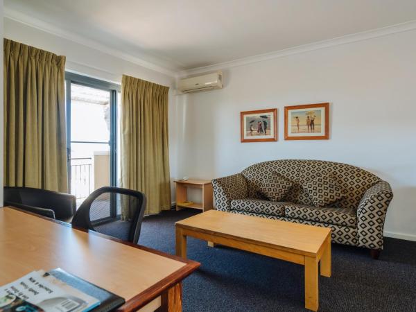 Canning Bridge Auto Lodge : photo 6 de la chambre suite avec baignoire spa