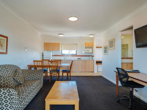 Canning Bridge Auto Lodge : photo 8 de la chambre suite avec baignoire spa