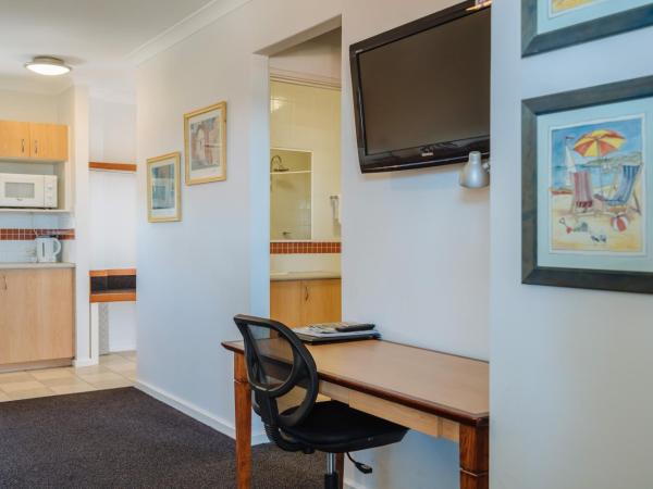 Canning Bridge Auto Lodge : photo 9 de la chambre suite avec baignoire spa
