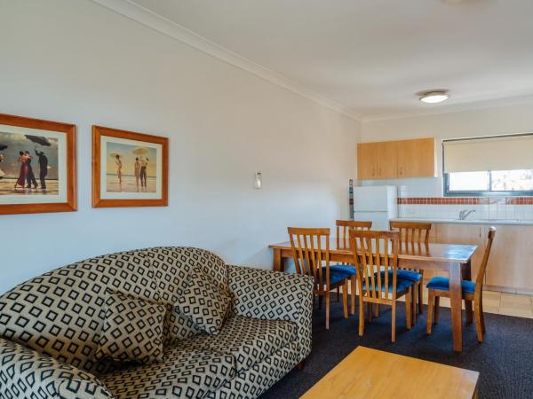 Canning Bridge Auto Lodge : photo 10 de la chambre suite avec baignoire spa