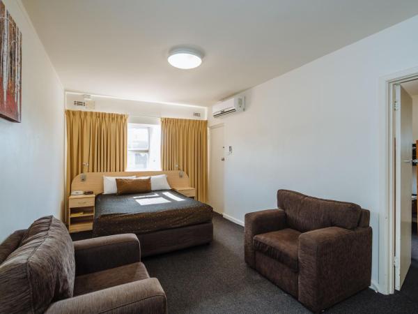 Canning Bridge Auto Lodge : photo 2 de la chambre suite familiale avec balcon