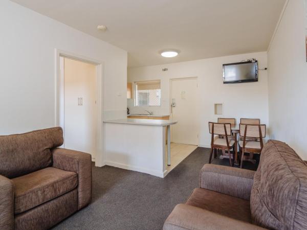 Canning Bridge Auto Lodge : photo 4 de la chambre suite familiale avec balcon