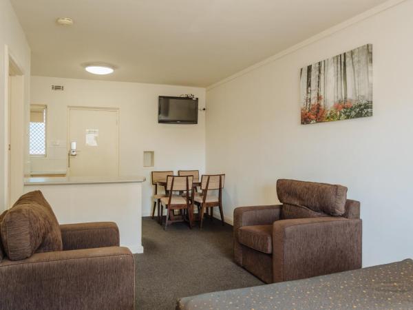 Canning Bridge Auto Lodge : photo 3 de la chambre suite familiale avec balcon