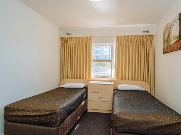 Canning Bridge Auto Lodge : photo 1 de la chambre appartement avec balcon