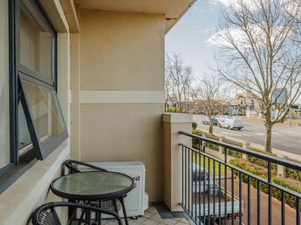 Canning Bridge Auto Lodge : photo 6 de la chambre appartement avec balcon