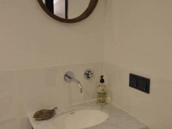 Romantic ground floor suite in Pijp near Sarphatipark : photo 4 de la chambre studio