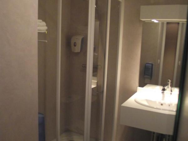 Logis Hotel des Bourbons : photo 4 de la chambre chambre simple standard