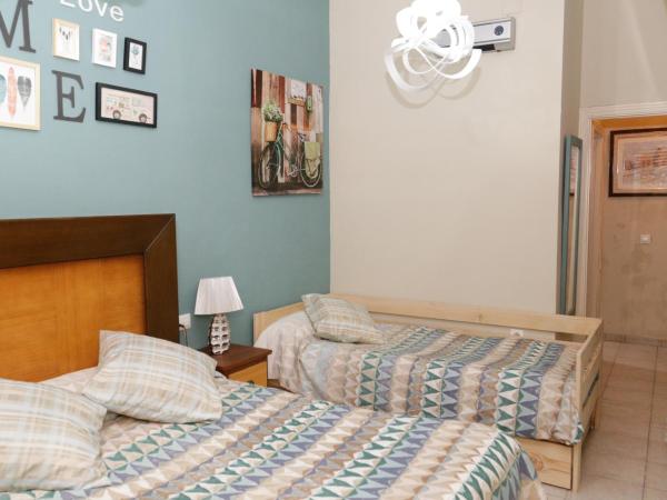 Pension Internacional : photo 3 de la chambre chambre triple avec salle de bains privative