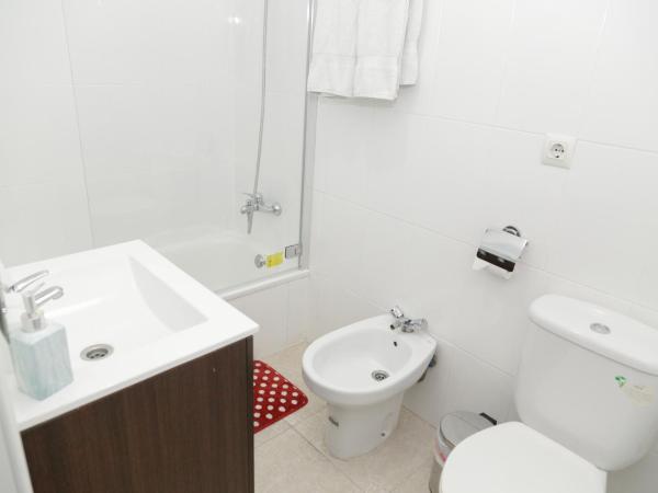 Pension Internacional : photo 6 de la chambre chambre double avec salle de bains privative