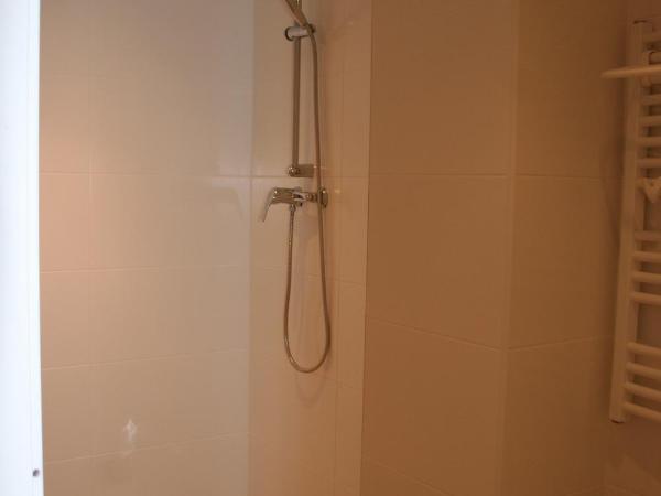 7 Moons Bed & Breakfast : photo 2 de la chambre chambre lits jumeaux avec salle de bains privative séparée