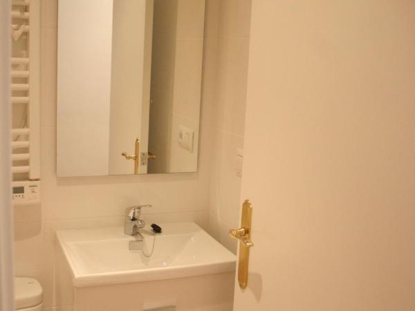 7 Moons Bed & Breakfast : photo 3 de la chambre chambre lits jumeaux avec salle de bains privative séparée