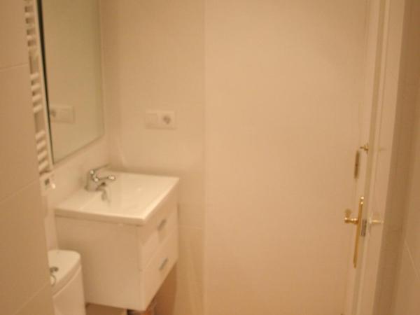 7 Moons Bed & Breakfast : photo 4 de la chambre chambre lits jumeaux avec salle de bains privative séparée