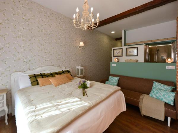 Center Suite Santander : photo 2 de la chambre chambre double supérieure avec canapé-lit (3 adultes)