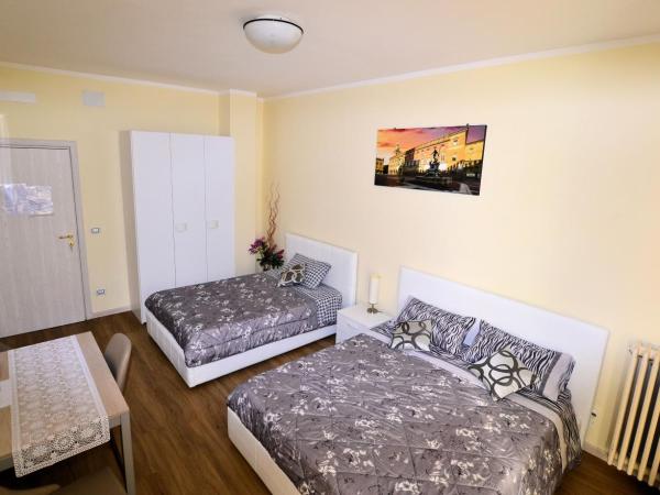 Affittacamere Lidiya : photo 7 de la chambre chambre triple avec salle de bains privative